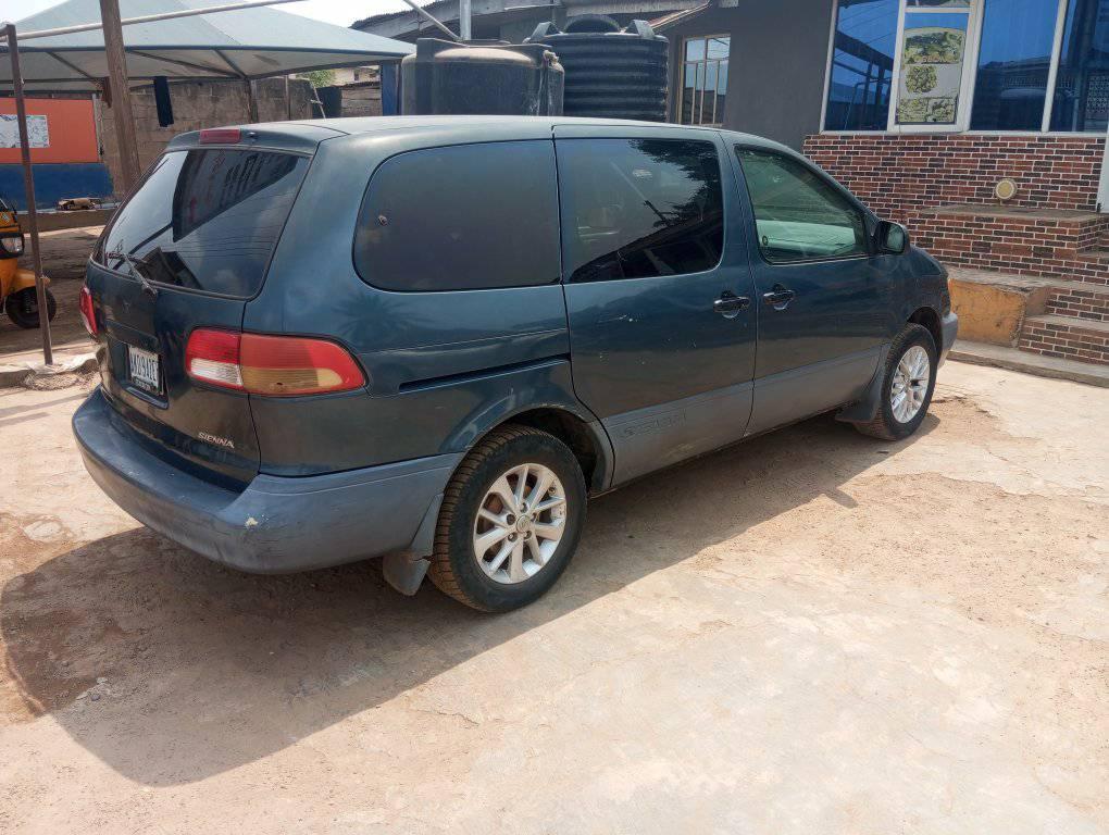 A picture of Toyota Sienna 02