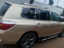 A picture of Toyota Highlander 2008 2009 model Engine have top noise it