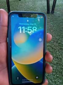 A picture of Iphone x imewekwa mfuniko wa macho matatu