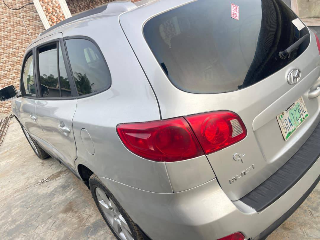 A picture of Hyundai Santa Fe 2010 model 08123451380