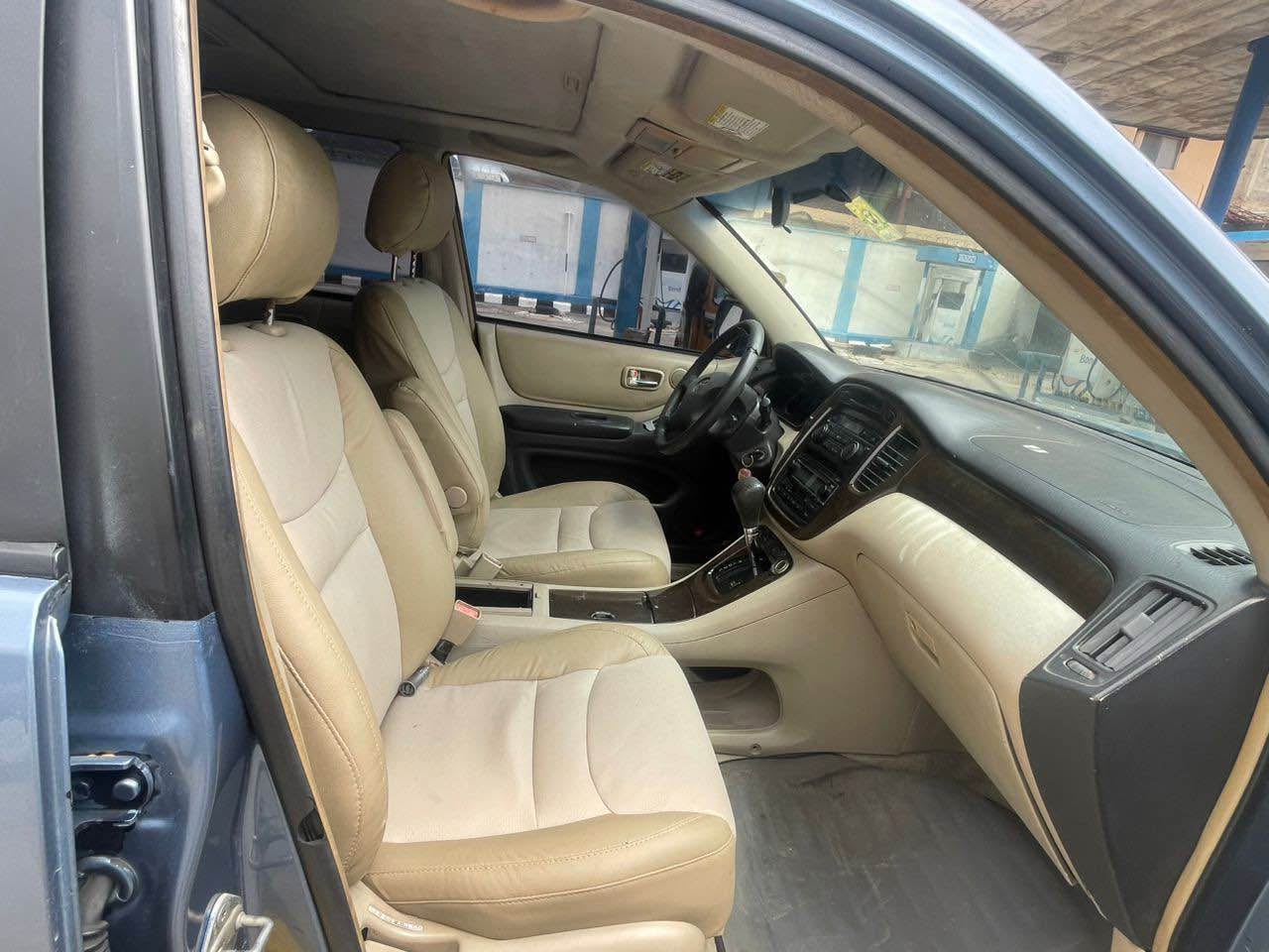 A picture of Toyota Highlander 04