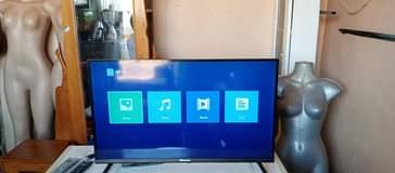 A picture of 32 inches Hisense frameless digital TV on the sale