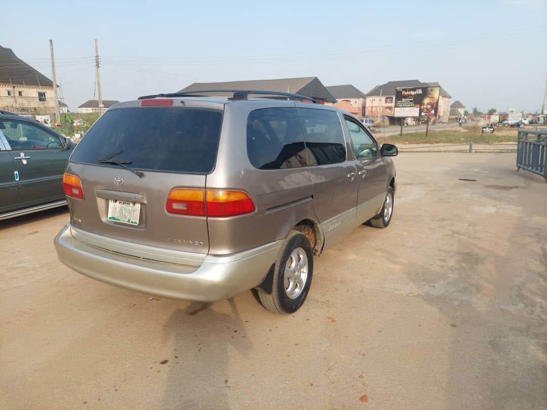 A picture of Toyota Sienna