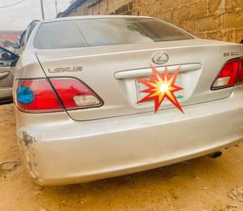 A picture of Dealers deal super clean Lexus ES300 For sell with bad