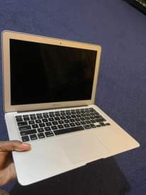 A picture of MacBook Air Core i7 Chaji masaa 7 Ram 4 in
