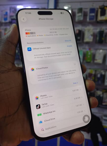A picture of Iphone 16 pro max 256gb