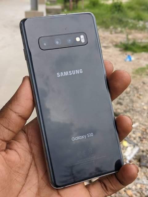 A picture of Samsung s10