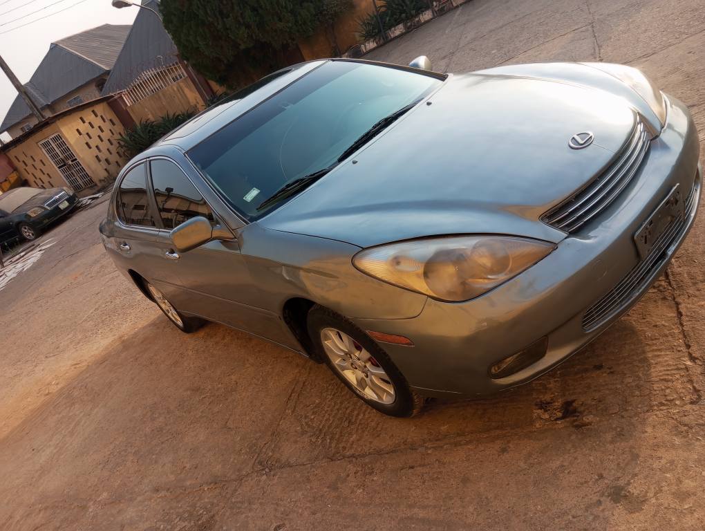 A picture of Lexus ES330