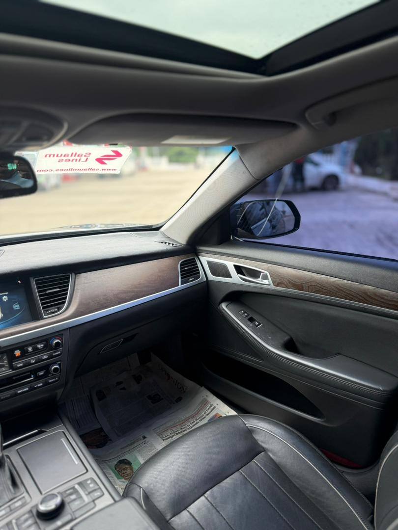 A picture of Hyundai genesis 2015 foreign used