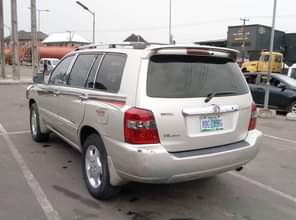 A picture of 2007 model toyota highlander sound engine and gearbox totally first