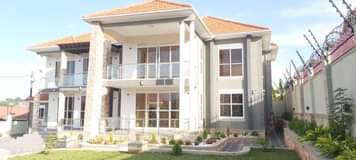 A picture of Kitende mansion at 400 000