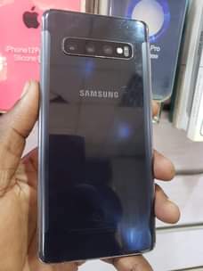 A picture of SAMSUNG S10 NO CRACK AT 290000.