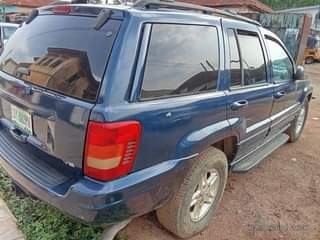 A picture of 2004 GRAND CHEROKEE JEEP V8 2004