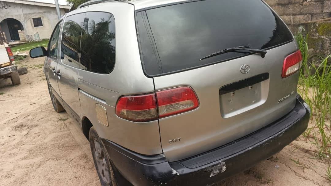 A picture of TOYOTA SIENNA 03