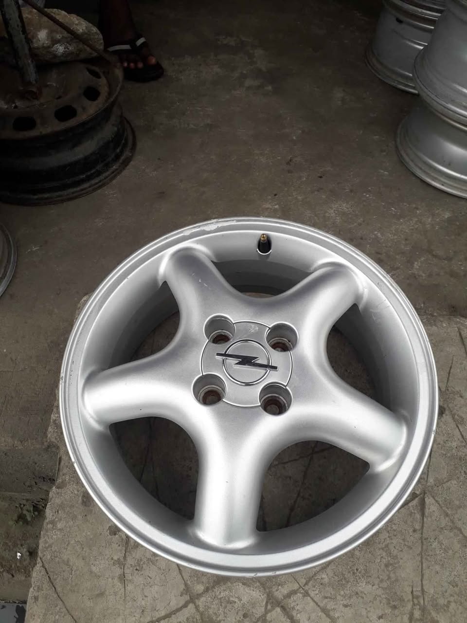 A picture of 15 inches alloy wheels 4bolts
