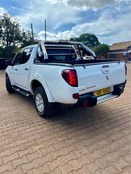 A picture of Mitsubishi Spotero 2012
