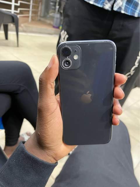 A picture of iPhone 11 64gb at 550k Restarts itself