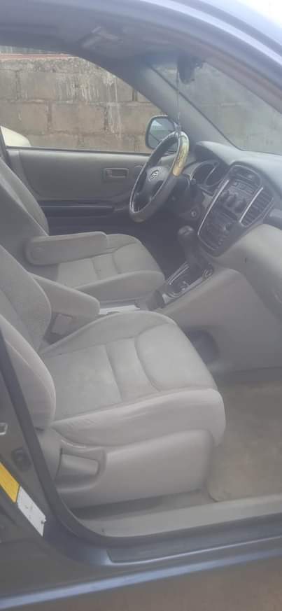 A picture of Kay bill auto Local used Toyota Highlander 2004 model everything