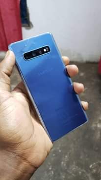A picture of Samsung s10 plus