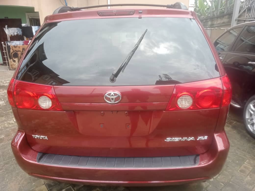 A picture of Toyota sienna 2007 model Belgium 