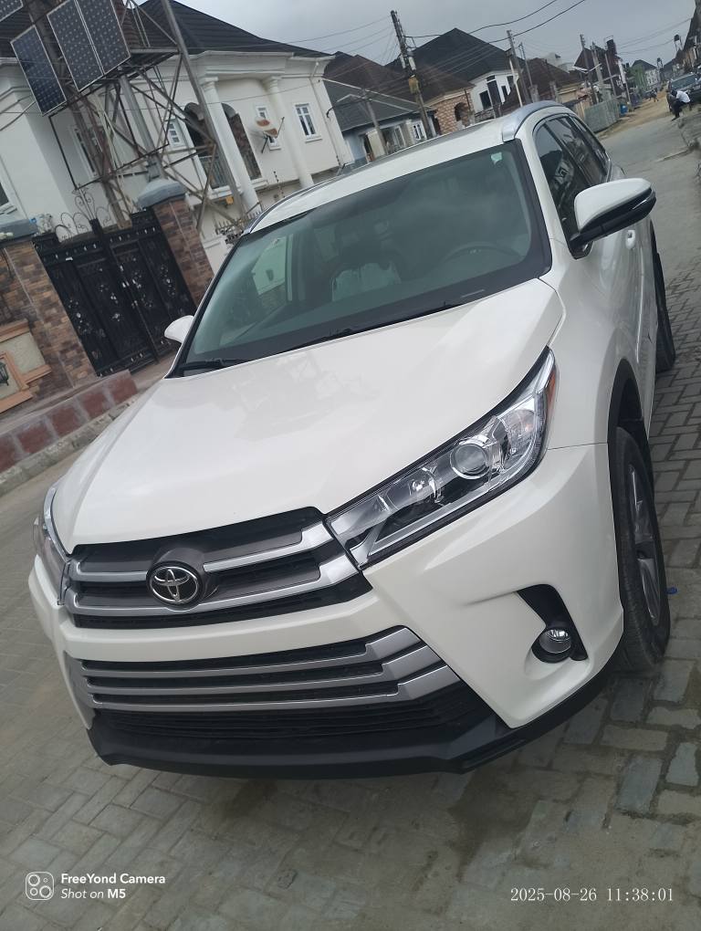 A picture of 2016 Toyota Highlander XLE tokumbo on distress sale Price 24m