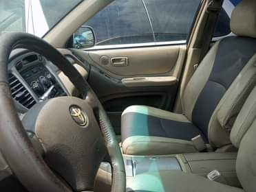 A picture of 2005 Toyota Highlander With 2 Row Leather Seats Untampared Engine