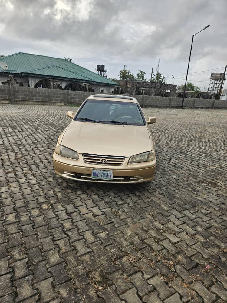 A picture of Toyota Camry tiny light registered 09066107030 