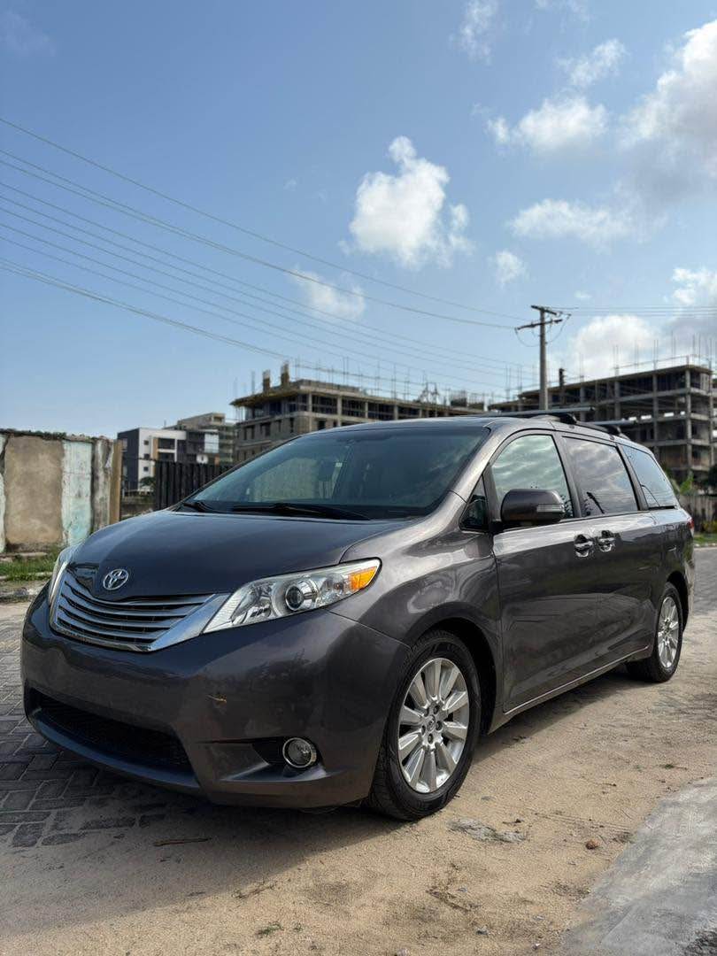 A picture of Toyota sienna XLE limited