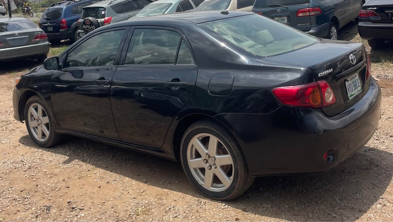 A picture of TOYOTA COROLLA 2010