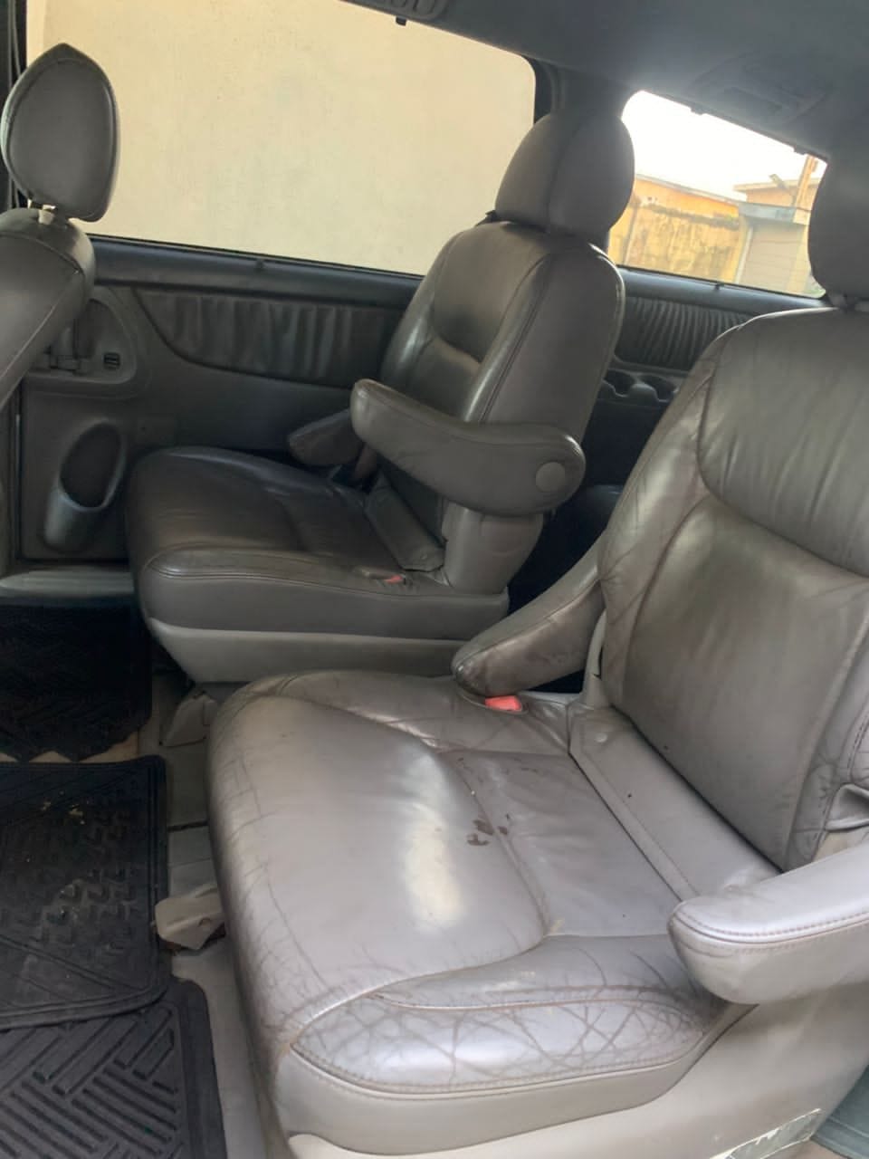 A picture of 2006 Toyota sienna