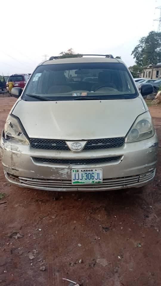 A picture of Toyota sienna 05