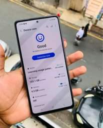 A picture of Samsung Galaxy a52 imenyooka sanaaaa gb128 ram8