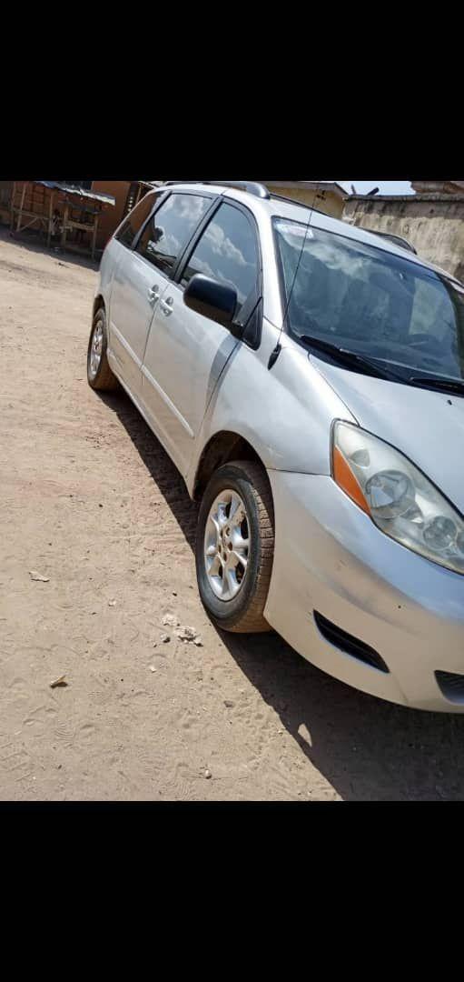 A picture of 07 sienna took standard