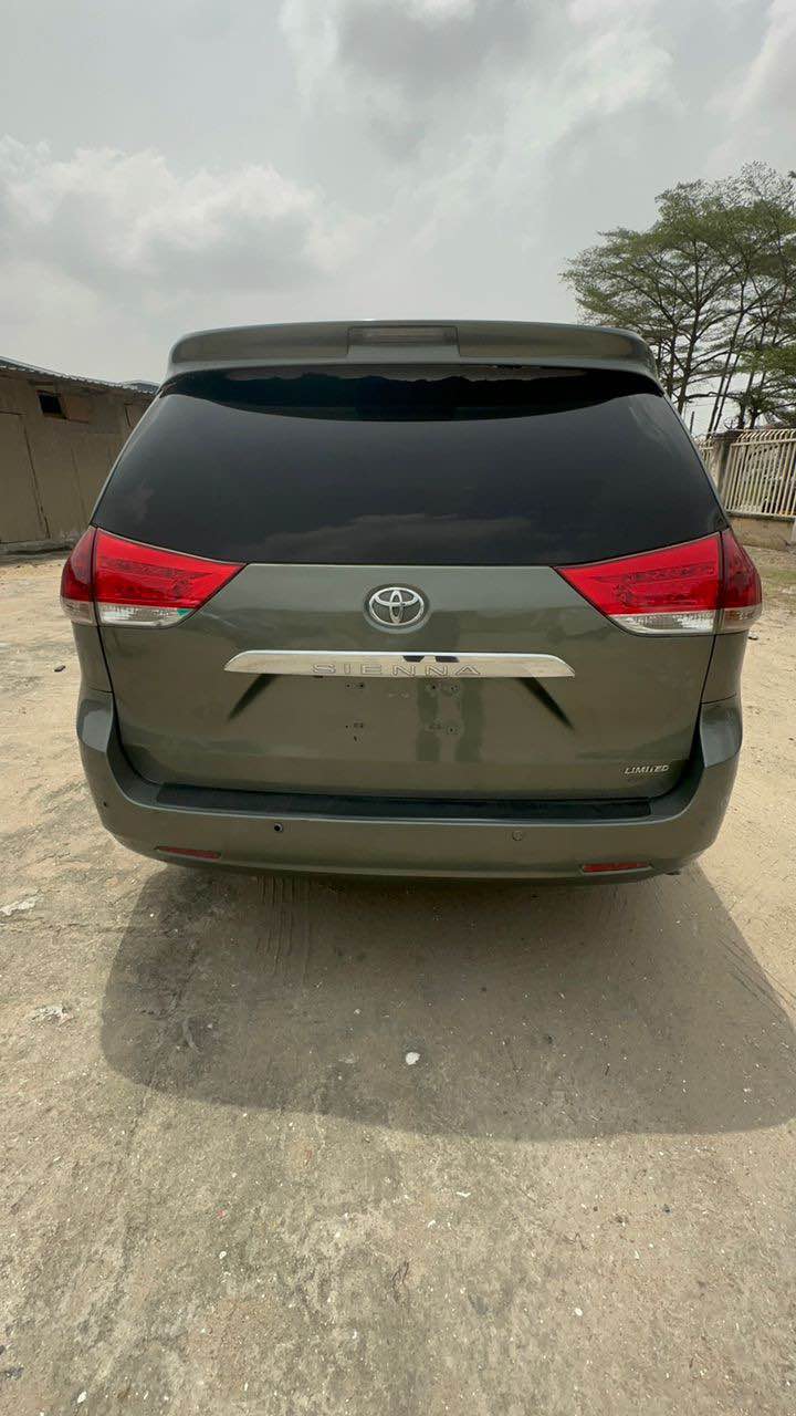 A picture of 2010 11 Toyota sienna