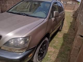 A picture of 2000 LEXUS RX 300 SUV