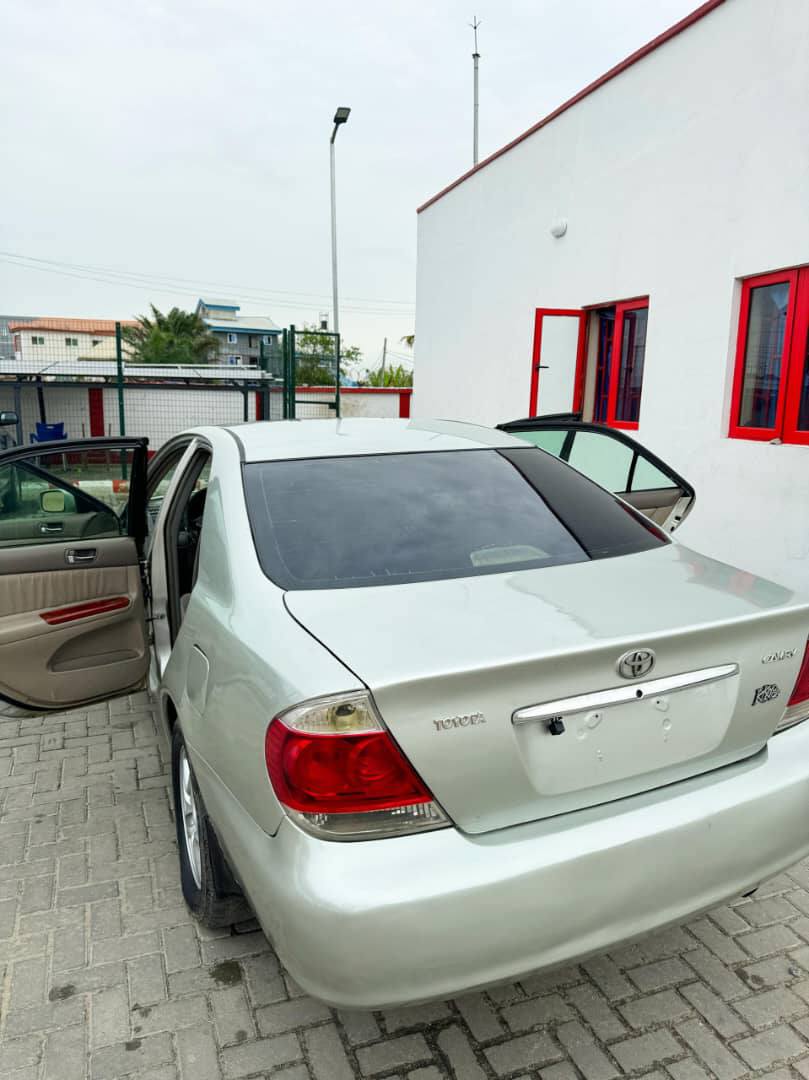 A picture of Camry XLE 06