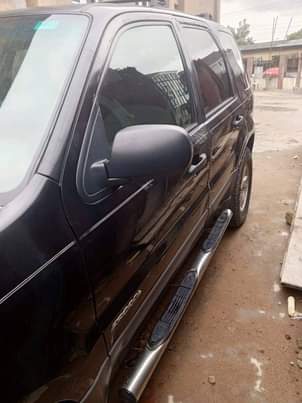 A picture of 2005 Ford Escape XLS