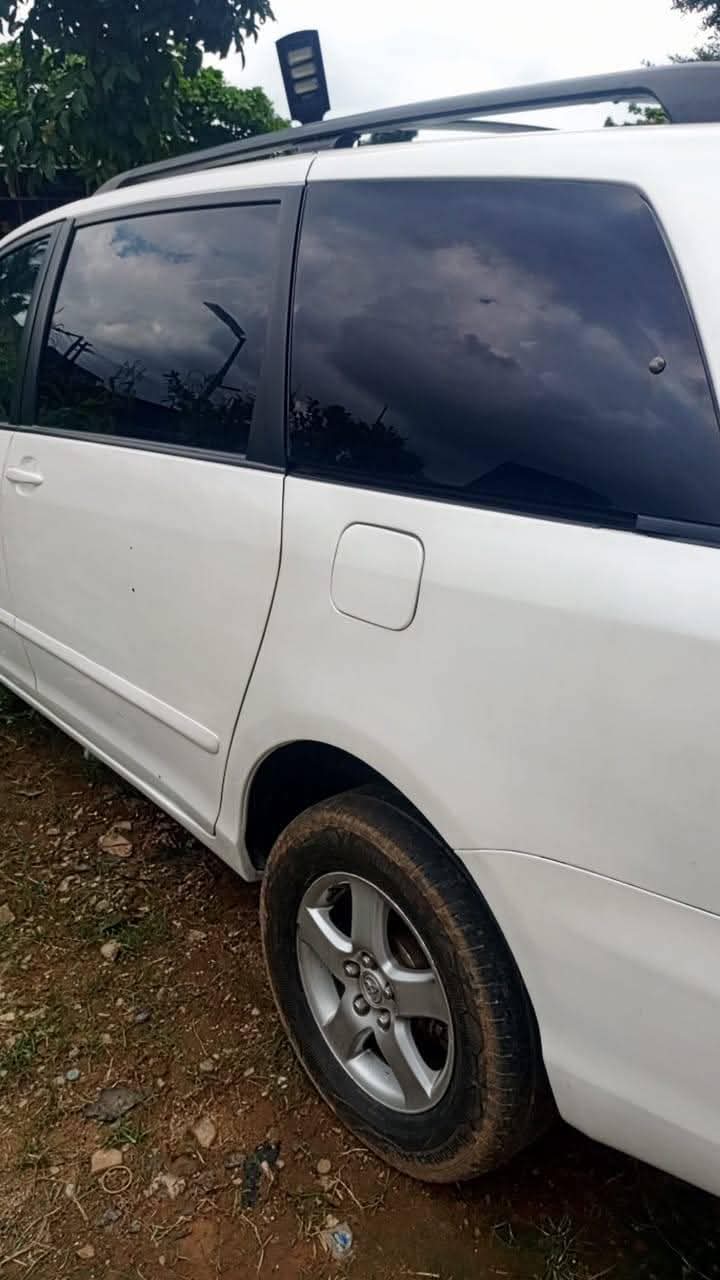 A picture of 2005 Toyota sienna