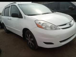 A picture of Toyota Sienna 05