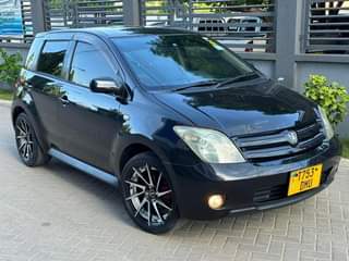 A picture of Ist 2005 toyota