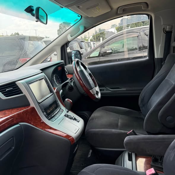 A picture of Toyota vellfire Tshs 27 900 000