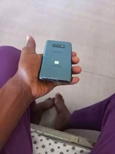A picture of Samsung galaxy s10e clean mnoooo