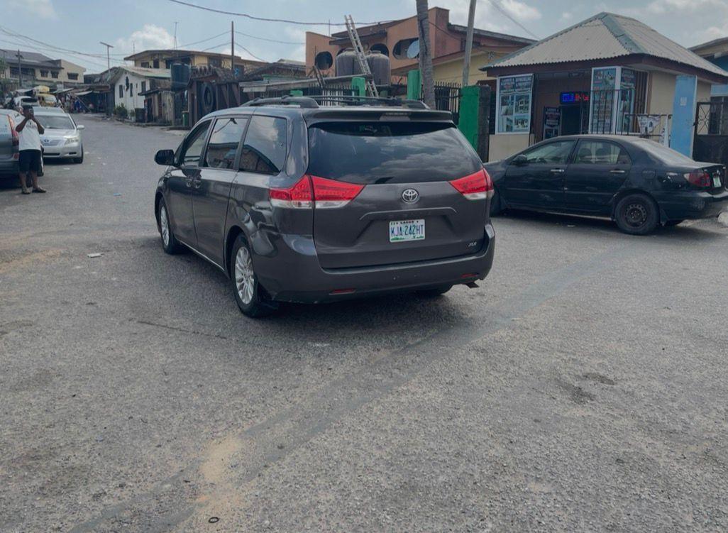 A picture of Toyota Sienna 2013 XLE