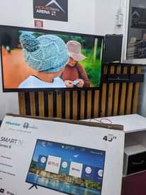 A picture of Hisence inch 40 Smart tv full box