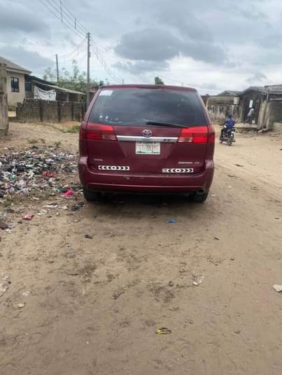 A picture of Toyota sienna is for sale