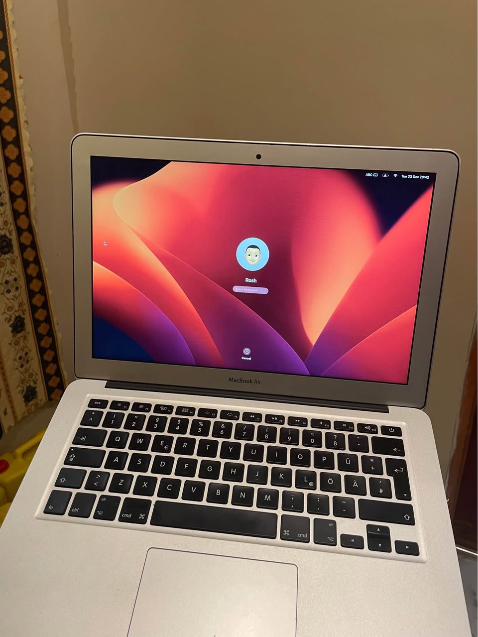 A picture of MacBook Air 2013 with 128gb SSD good campus life and