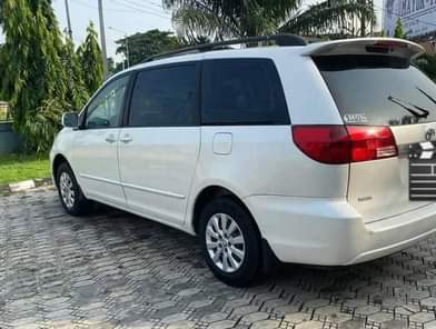 A picture of Toyota sienna 05 First body Engine gear AC Location port