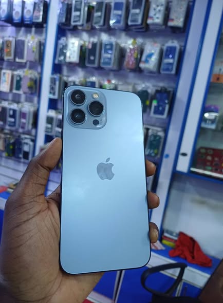 A picture of Iphone 13pro max 256gb