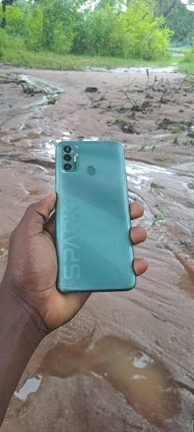 A picture of Spark7 ram 2 gb 32