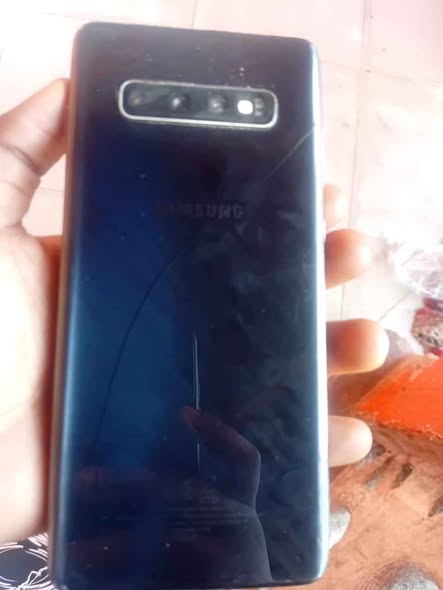 A picture of Samsung S10 imenyooka saana
